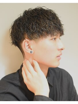 フリーク バーバーショップ 都島店(FREAK BARBER SHOP) 黒髪短髪ツーブロックマッシュ縦落ちツイストスパイラルパーマ