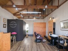 バーバーコマ(BARBER KOMA)の雰囲気（吹き抜けが開放的な、こだわりのインテリア）