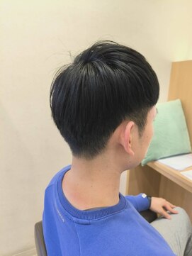 ウイバイファースト(u'i by first) 襟足はすっきりと刈り上げられたショートスタイル