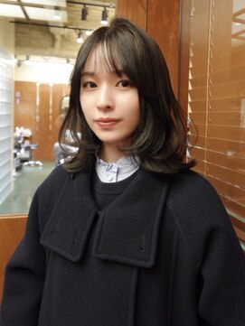 クヴェル バイ アーバン(KVELL by urban.) 顔周りミディアムレイヤー×オリーブ透明感カラー小顔垢抜けヘア