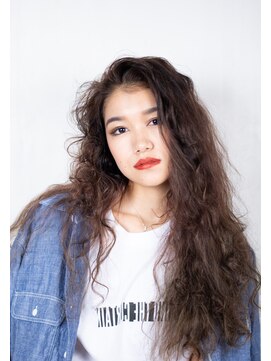 ビハインドザカーテン(BEHIND THE CURTAIN) ロング×パーマスタイル