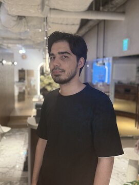 ウノプリールヴァモス(unopulir Vamos) 七三分け海外ヘア毛流れニュアンスパーマ