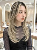 ハイライトで魅せる大人外国人風カラー。ブリーチの透明感