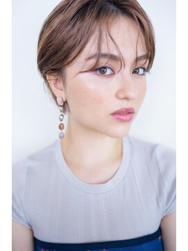 ピズム(PISM) センターパート×耳かけハンサムショート/フォギーベージュ