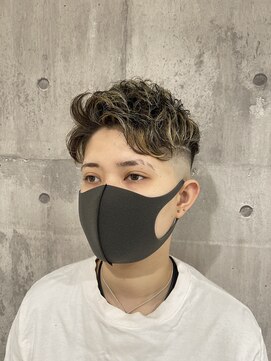 メンズアンダーバーホワイト 南海難波店(Men's _WHITE) スキンフェード×ハイライト