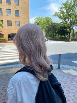 リノショアーズ 日本大通り店(RINOSHORES) 大人可愛いウェーブミディアムホワイトミルクティーベージュ