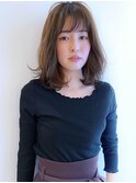 《フォギーベージュ》ナチュラルカールで仕上げる柔らかミディ