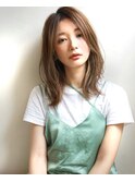 抜け感が大人可愛いアッシュベージュ×外はねセンターパート