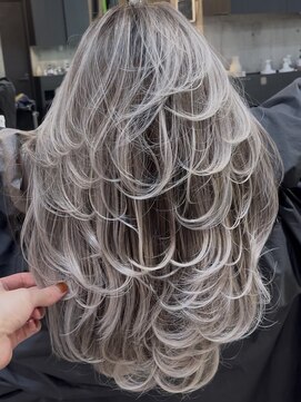 ネハス(nehus.) バレイヤージュ/ホワイトグレージュ/レイヤーカット