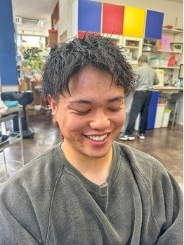 お仕事の時は清潔感を保ち、休日はラフにキマるパーマスタイルをご提案！忙しいメンズにも大人気◎