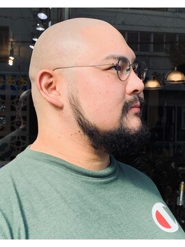 カットインシャンゼ 崇元寺店 ひげパーマ×スキンヘッド
