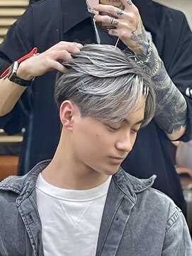 レボルトヘアー(R EVOLUT hair) メンズバレイヤージュ刈り上げセンターパートシルバーカラー