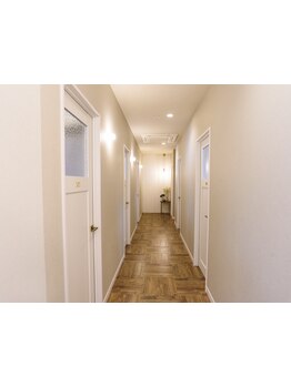 【全席完全個室×マンツーマン】周りの目線や声が気にならないプライベートな空間でゆっくりと過ごせます♪