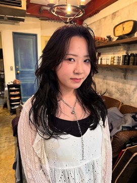 アデ オモテサンドウ(ade omotesando) 人気のブルーブラックとレイヤーで叶えるふんわりミディアム