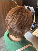 ショートカット明るめベージュカラー白髪ぼかしハイライト無し
