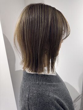 レヴリー(reverie) 白髪ぼかしカラーきりっぱなしレイヤー韓国ボブ30代40代