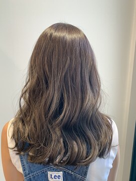 キー(KEY) ハイライトたっぷりのグレージュ