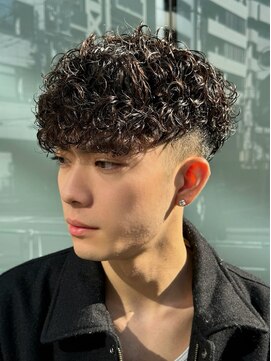 レタッチ バイ フィフス 天神大名(RETOUCH by fifth) スペインカールスパイラルパーマ波巻きマッシュフェードメンズ