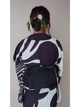 エミー(aimee) インナーカラーが映える浴衣シニョン