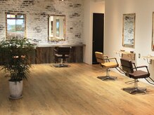 男性のお客様、美容室が苦手な方でもゆったり過ごして頂ける居心地の良い空間。アクセスも良好で駐車場も有