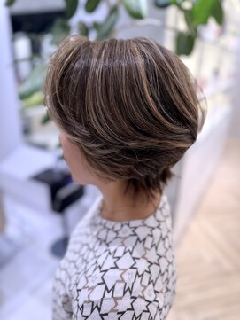 ステア ケース(stair case) ローライトを出してボリューム感アップ 脱白髪染めデザイン