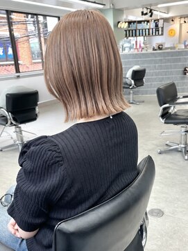 ヒビヲ(HIBIO) タッセルボブミルクティーベージュ顔まわりレイヤーカット横浜