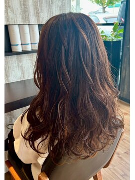 色気の出るウェットスタイリング×ウェーブロング