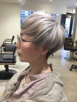 大人女性の魅力を引き出すグレイカラーで、冬に向けてのイメチェンも◎透明感のある柔らかい色味に♪