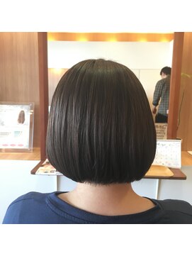 カームヘアー(Calm hair) 伸びてもハネない、前下がりボブ