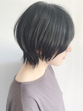 大人かわいい黒髪外ハネショートウルフマッシュウルフ前髪あり