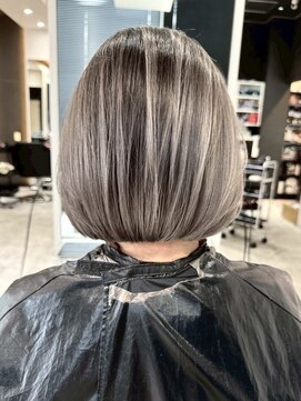 エイチ(H) xブリーチ/ホワイトグレージュ/レイヤーカット/チェリーブラウン