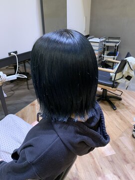 ロク ヘアー(LOC HAIR) ブルーブラック×切りっぱなしボブ