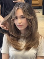 メリー オオサカ(Merly Osaka)&nbsp;カーテンバングが可愛い！レイヤースタイルのバレイヤージュ