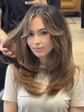 メリー オオサカ(Merly Osaka) カーテンバングが可愛い！レイヤースタイルのバレイヤージュ