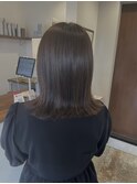 アッシュベージュ×外はね×ナチュラルカラー×艶髪×暗め
