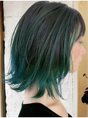 暗髪×緑のハイライトで大人モードな印象に