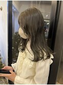 秋の透明感◎オリーブベージュ×レイヤーカット×くびれヘア