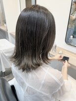 フルール(Fleur)&nbsp;外はねミディアム くびれヘア レイヤーカット ウルフカット