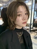 メイカ(MEIKA)&nbsp;【 ミディアムウルフ ×  ブラウンベージュ 】 浅野美紀