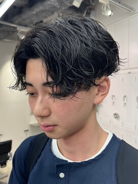 レタッチ バイ フィフス 天神大名(RETOUCH by fifth) ニュアンスパーマセンターパート毛流れパーマメンズヘア波巻き