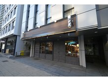 バーバーブロス 長堀店(BARBER BROS)の雰囲気（長堀橋駅すぐ！シックでシンプルな店構え！）
