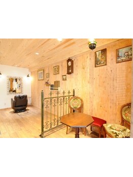 ヨーロッパ生活をそのまま持ち帰ったような空間♪ぬくもり溢れる絵画や雑貨が非現実の世界にお連れします◇