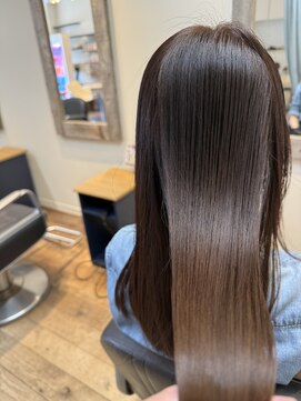 風になびく地毛風ストレート。弱酸性だから叶う極上の柔らかさ