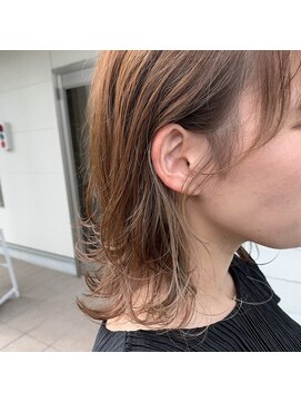 ニコ(hair room nico) 柔らかいレイヤーでイヤリングカラーチラ見せ