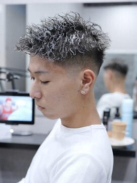 スラッシュ(SLASH) ツイストパーマ/短髪/ホワイトメッシュ/スキンフェード/姫路