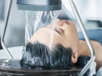 ココロ ヘアースタジオCOCOROの写真/寝落ちにいざなう頭浸浴×アロマヘッドスパ!髪も心もリフレッシュ…*頭皮からしっかりケアして美髪に。