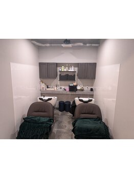 少人数ならではの穏やかな時間。髪も心も解きほぐす癒しのひとときをお過ごしください。