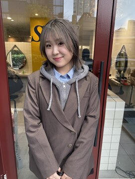 シイ(SIE) シルバーベージュ bob