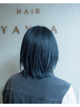 ヤイカ(YAYKA) ブルーブラックで、暗めのトーンでも個性を。