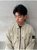 大人の抜け感を演出する、今トレンドのフェザーパーマ